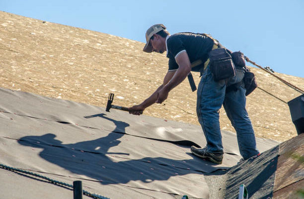 un zingueur à Sainte-Foy-lès-Lyon est essentiel pour garantir l'étanchéité d'une toiture. D'ailleurs, grâce à son expertise, il offre
