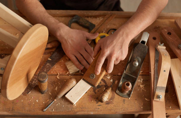 le traitement d'une charpente en bois par un charpentier Saint Fons suit un processus précis et méthodique. Chaque étape
