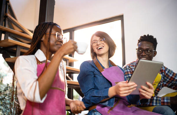 S’exposer publiquement entraîne souvent des critiques. Cela peut surprendre, surtout pour les jeunes. En effet, plus on s’affirme,