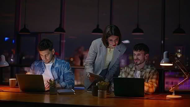 En pratique, elle doit contenir le mot-clé principal de façon naturelle, notamment dans le cadre d’une rédaction SEO Lyon.